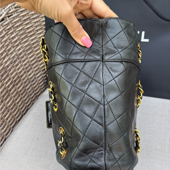 Authentic CHANEL RARE black lambskin quilted double pocket CC chain bucket bag - Picture 4 of 14